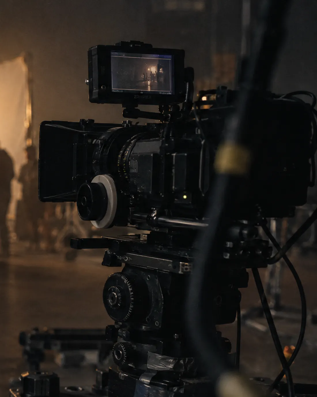 Câmera de cinema com monitor ligado em um set escuro